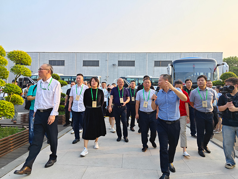 300余位嘉賓在薛董事長陪同下參觀構花江竹結構科技示范樓