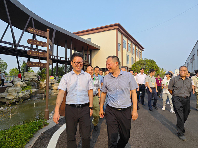  董事長與參觀領導相談甚歡