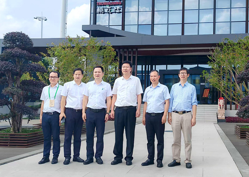 薛董事長與吳義強院士等相關領導在竹結構科技示范樓前合影