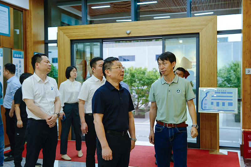 湖南省林業(yè)局黨組書記、局長吳劍波一行在參觀全竹結(jié)構(gòu)科研展示樓 湖南省林業(yè)局黨組書記、局長吳劍波一行在參觀全竹結(jié)構(gòu)科研展示樓