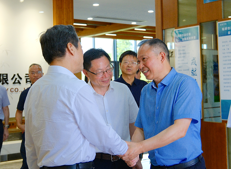 省政協(xié)副主席虢正貴來桃花江竹材調(diào)研，公司董事長陪同介紹