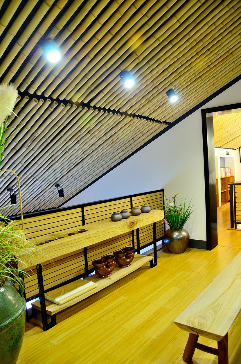 創客俠餐廳的吊頂和地板全采用桃花江的竹材進行裝飾